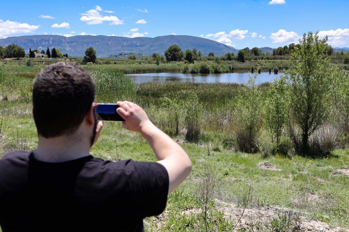 Un visitante tomando una foto de la laguna.