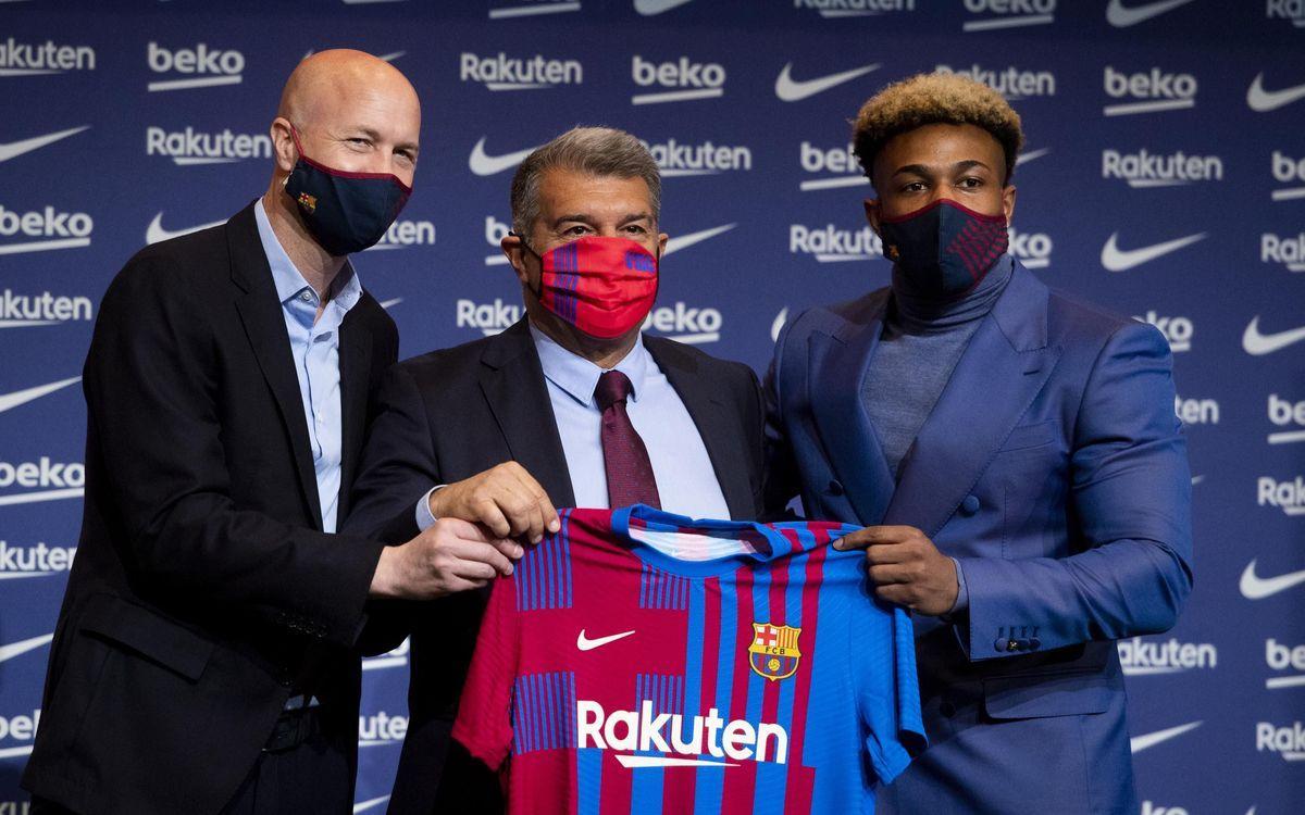 Jordi Cruyff, Laporta y Adama Traoré, en el Auditori 1899 del Camp Nou.