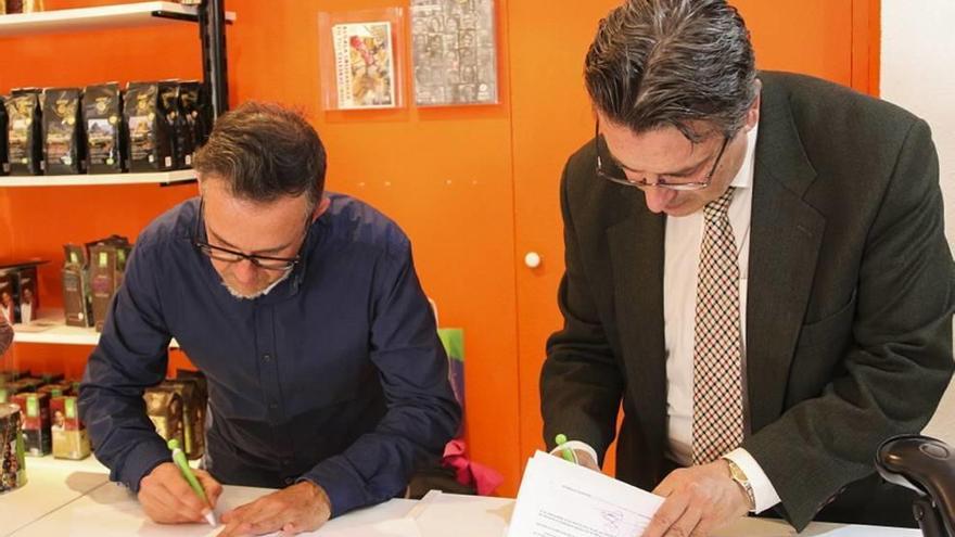 Firma del convenio entre LAT y Oxfam.