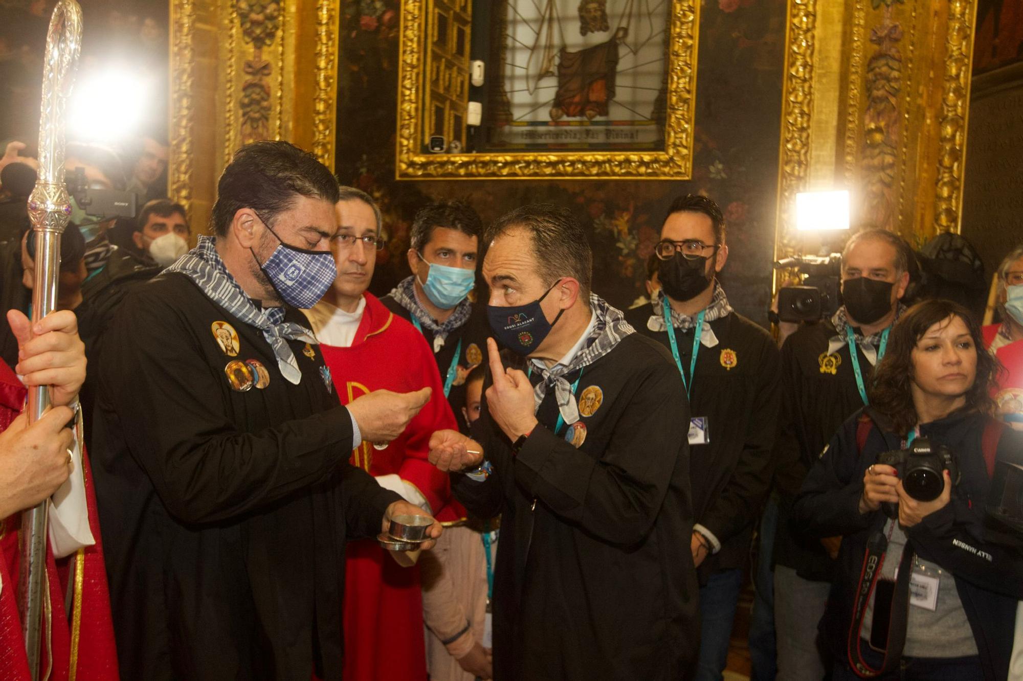 Miles de alicantinos acompañan a la Santa Faz en su peregrinación pese a la lluvia