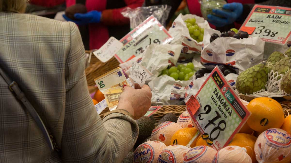 Una parada de frutas en el mercado de la Concepció,, en Barcelona