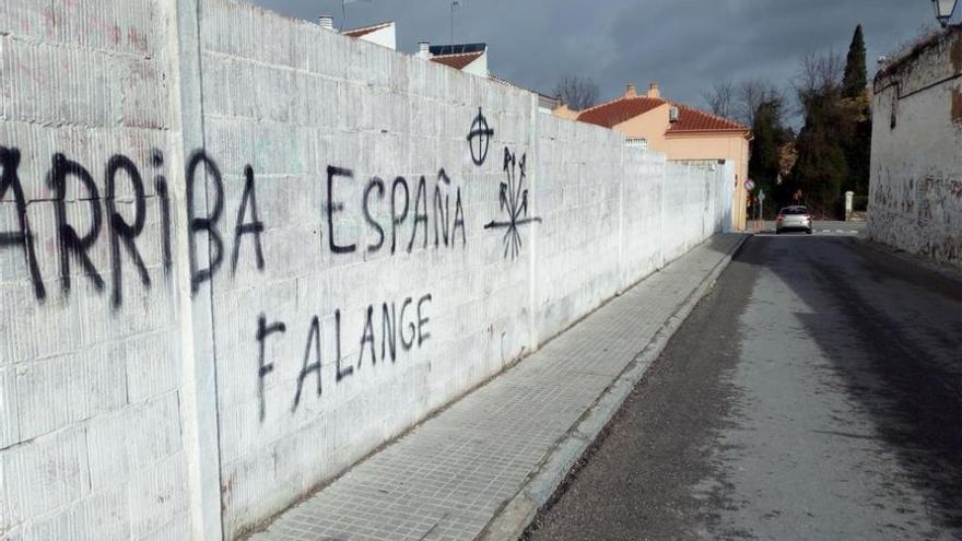 Andalucía, Entre Tod@s denuncia la aparición de pintadas &quot;fascistas&quot; en Lucena