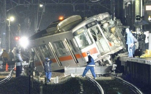 Tren después de colisionar en una estación en Takasago, Hyogo