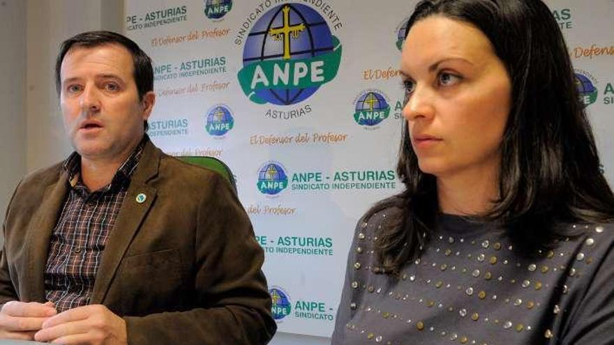 Gumersindo Rodríguez y Montserrat Fernández, ayer, en los locales de ANPE en Oviedo.