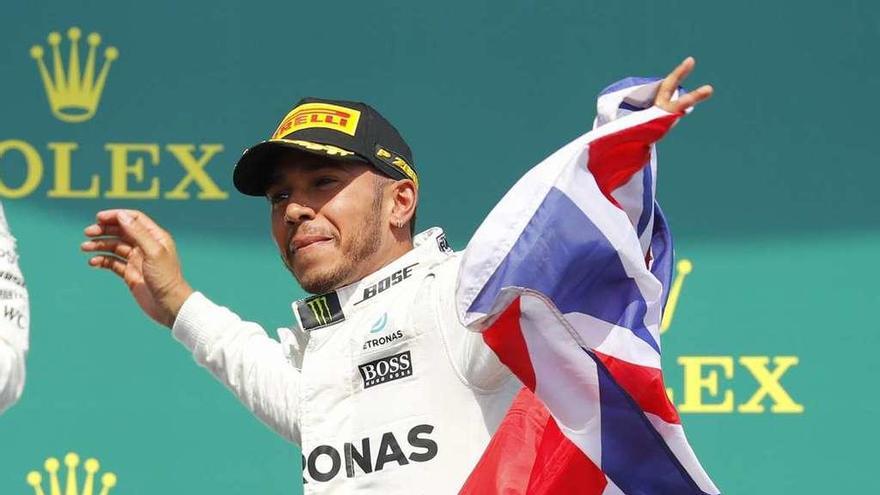 Lewis Hamilton, en el podio de Montreal. // Valdrin Xhemaj