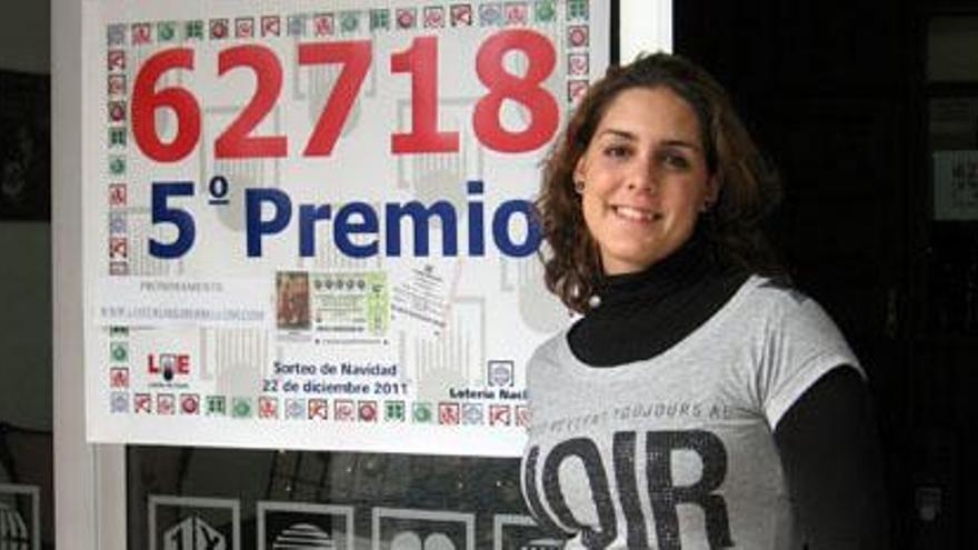 Tinizara Izquierdo, junto al cartel que muestra el quinto premio del sorteo navideño. i  C. M. C.