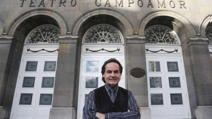 José Bros, a las puertas del teatro Campoamor.