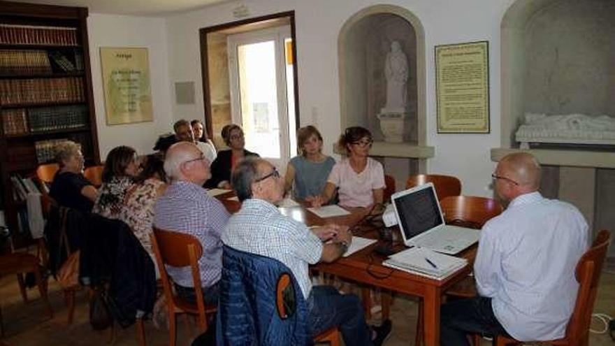 La directiva de SOS Tomiño-Baixo Miño, en una reunión. // SOS Tomiño