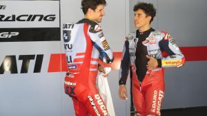 Los hermanos Alex y Marc Márquez intercambian información en el boxe de Sepang.