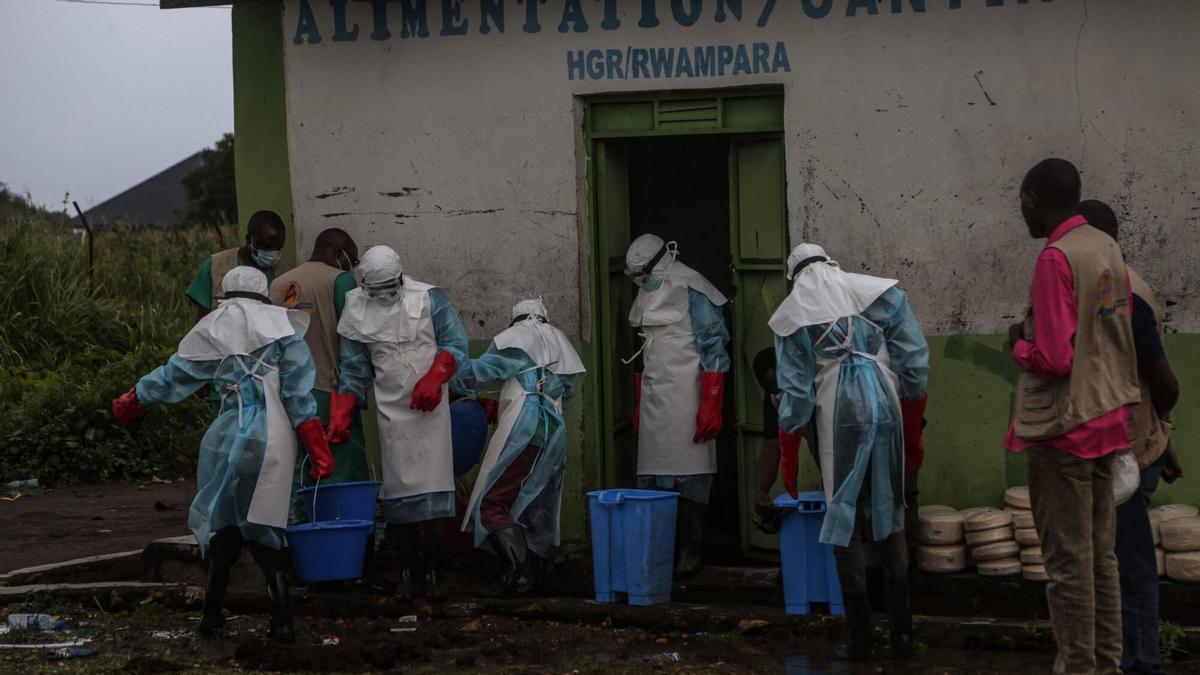 Personal médico vestido con Equipos de Protección Individual (EPIs) se prepara para desinfectar el hospital de Rwampara el pasado 21 mayo, 2026.