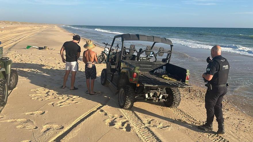 Dos jóvenes se quedan aislados en Doñana al quedarse sin batería sus bicis eléctricas a 14 kilómetros de Matalascañas