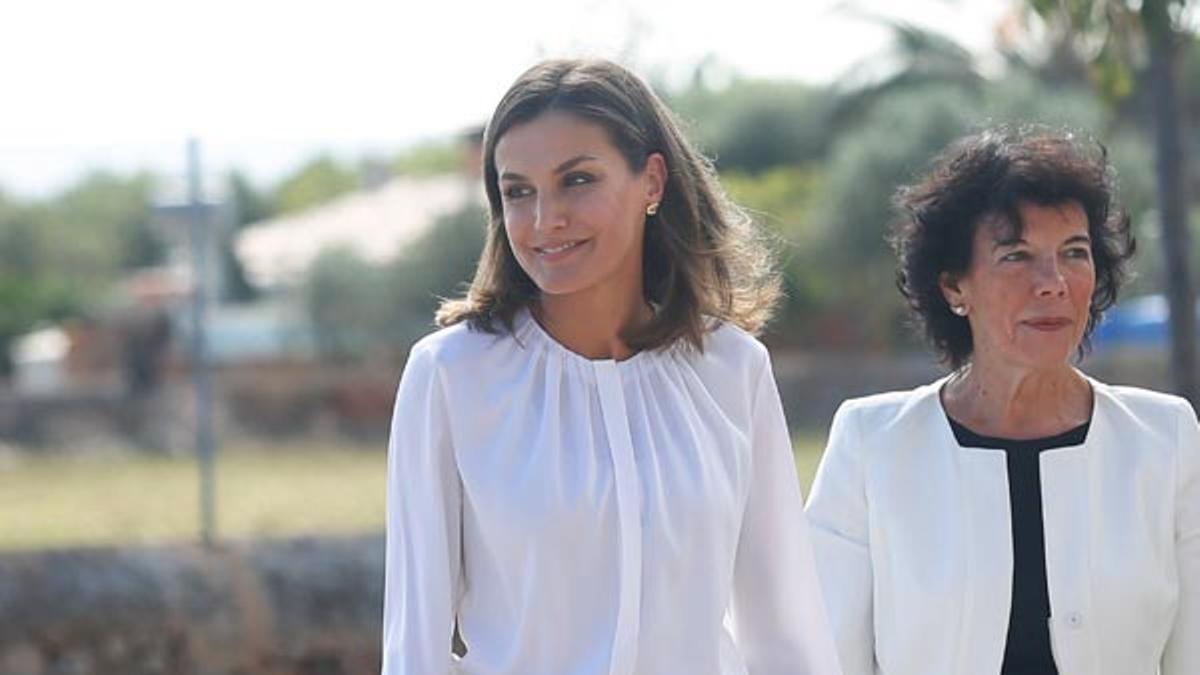 El look de Letizia Ortiz con blusa y pantalones de Hugo Boss y zapatos de Lodi