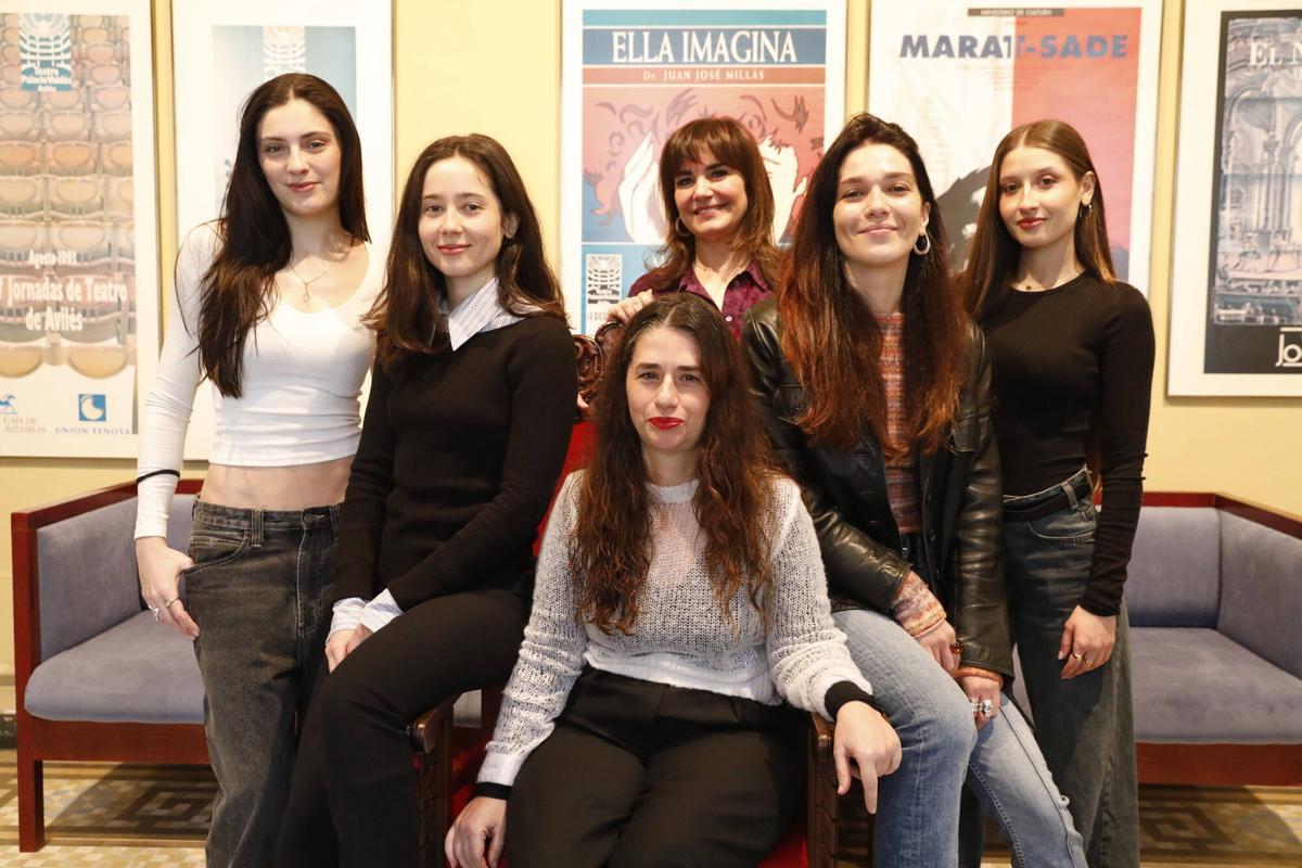 De izquierda a derecha, Adriana Ubani, Nora Hernández, Vanessa Espeí, la concejala de Cultura y Festejos de Avilés, Yolanda Alonso, Claudia Galán y Olivia Hernández.