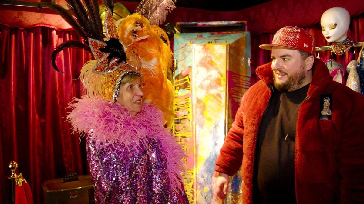 Oma Rosi mit den Kostümen von Drag-Queen Olivia Jones.