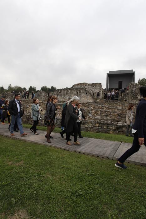 Mary Beard visitando la Villa Romana de Veranes