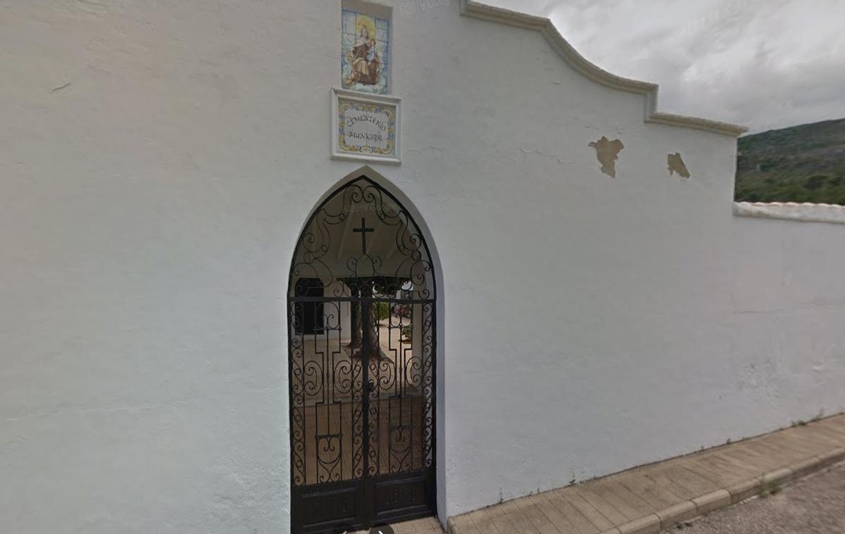 Entrada al cementerio municipal de Aielo de Rugat.