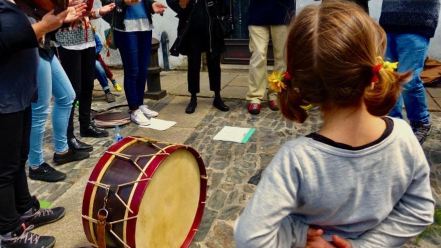 Persoas tocando a pandereita polas rúas de San Pedro, nunha anterior edición das festas