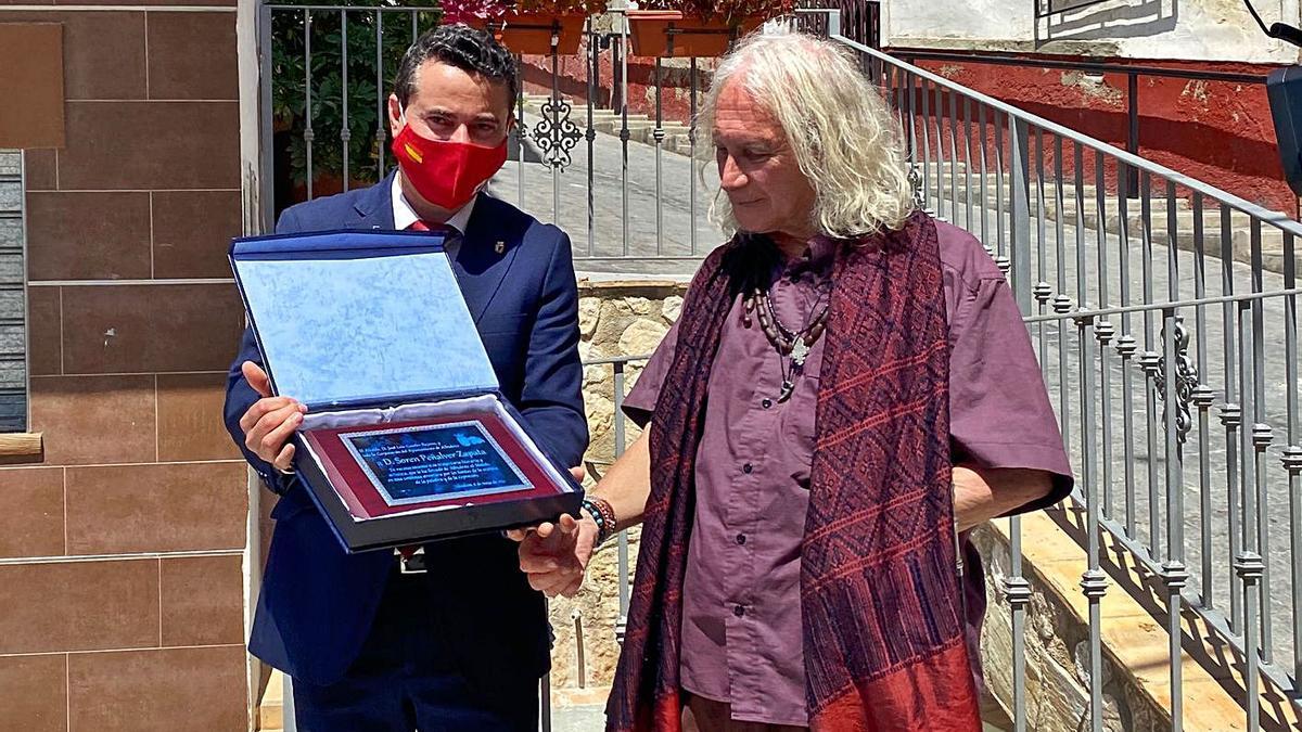 El alcalde José Luis Casales hace entrega a Soren Peñalver de una placa conmemorativa. | MICAELA FERNÁNDEZ