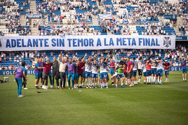 Entre lágrimas, besos y abrazos: así celebra el CD Tenerife su ascenso durante el calentamiento