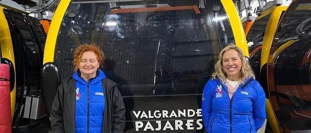 Por la izquierda, Laura Martín y Belarmina Díaz, en el hangar de cabinas de Pajares.