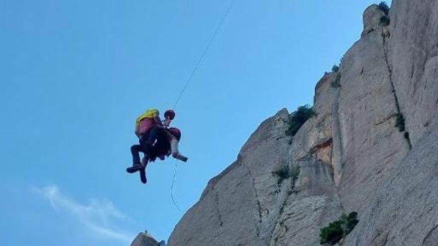 Els Bombers rescaten un escalador a Montserrat