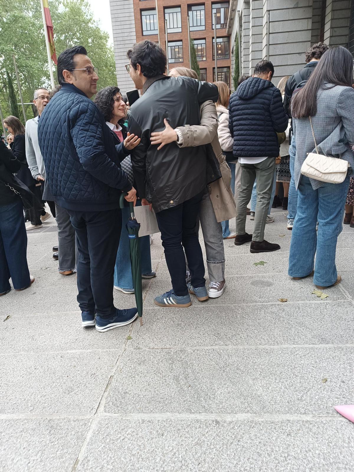 Aspirantes y sus familias a las puertas del Ministerio