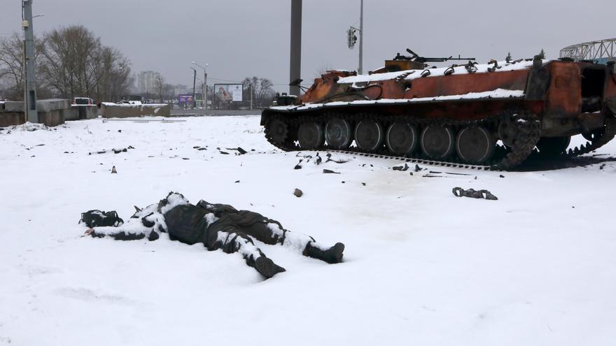 Un cos tapat per la neu, al costat d'un vehicle militar destrossat, a la ciutat de Khàrkiv