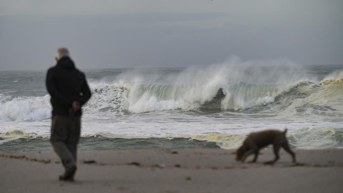 Las playas de Málaga pueden registrar olas que superen los cuatro metros de altura.