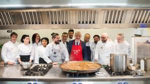 Collboni con los chefs y alumnos participantes en la preparación del menú solidario.