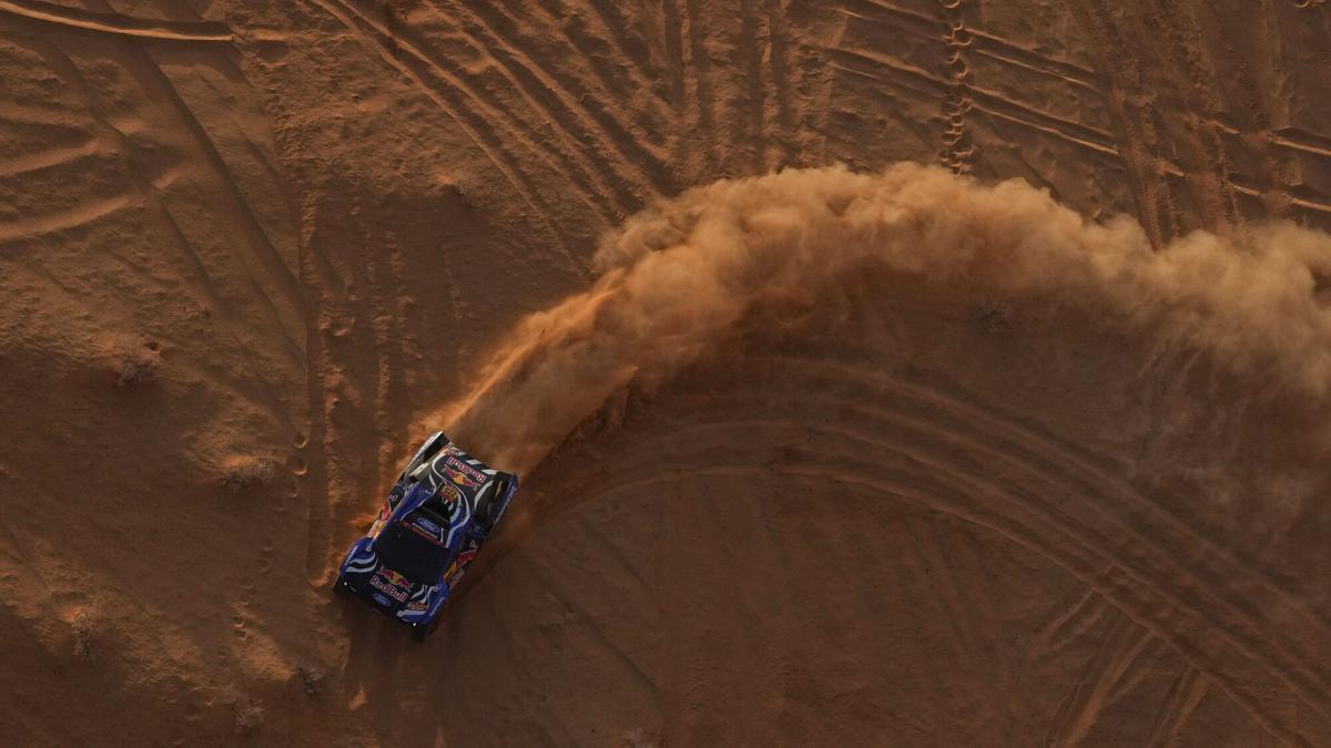 Carlos Sainz, al volante en el Dakar