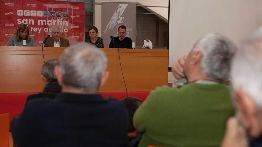 Asistentes a la mesa redonda organizada en el aula cultural La Plaza.