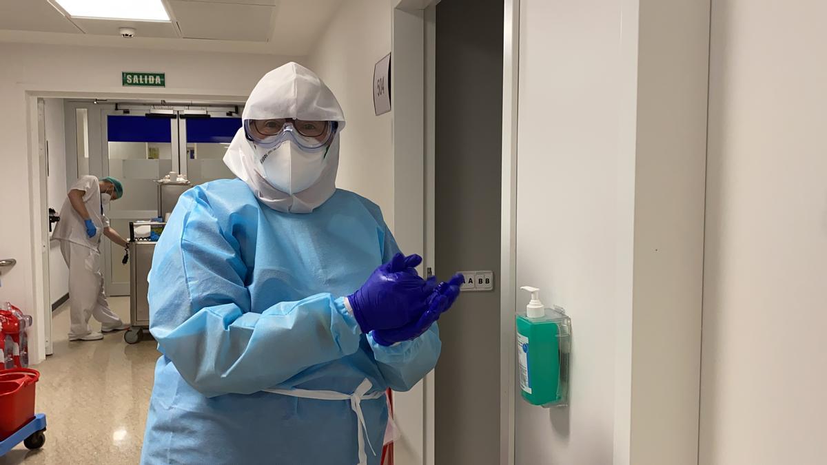 Una sanitaria en la planta Covid del Hospital Regional.