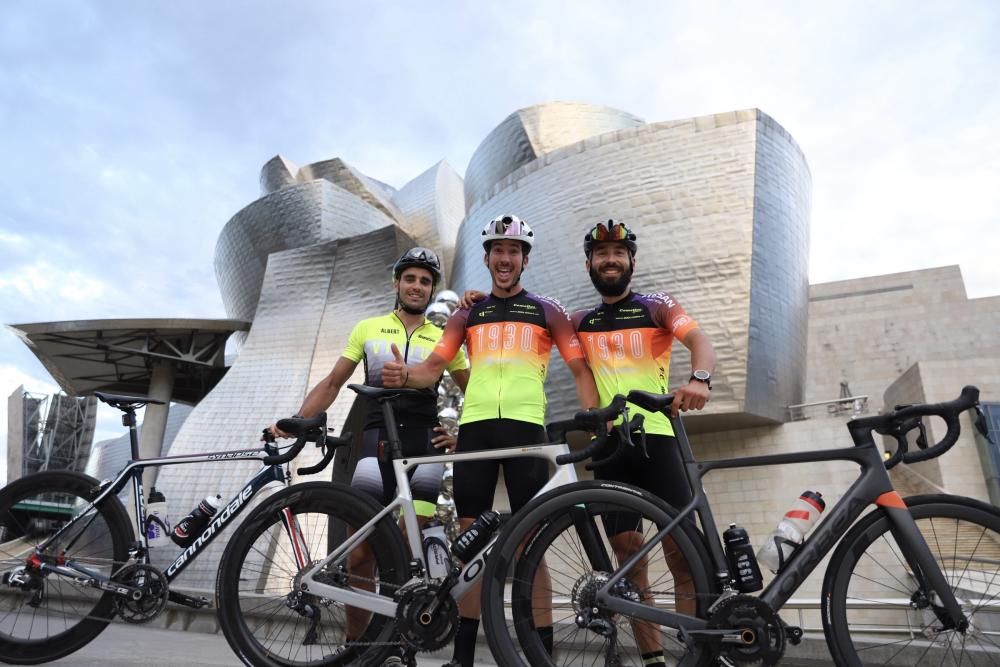 Albert Santamaria, Aleix Mayor i Marc Olea van posar junts davant el Museu Guggenheim en acabar el trajecte.