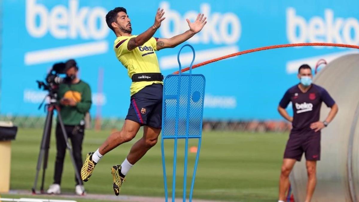 Luis Suárez practica un remate de cabeza en uno de los últimos entrenamientos.