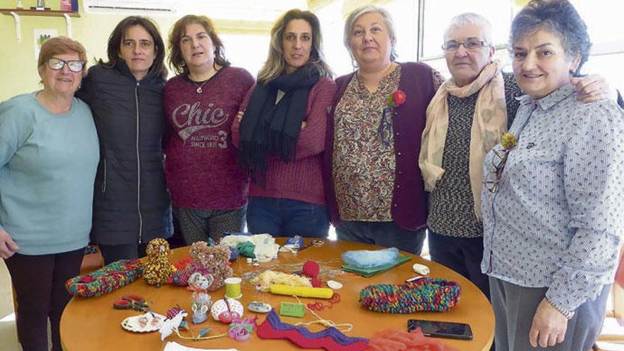 De izquierda a derecha, la educadora Teresa Herrera, junto al grupo que se reúne los jueves en Nós: Fina, Vanessa, Marisol, Ana, Pilar, Remedios y Esperanza.