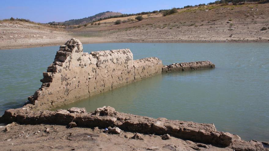 Una imagen del pantano de Guadalteba, donde la falta de caudal deja ver las construcciones inundadas por el embalse.