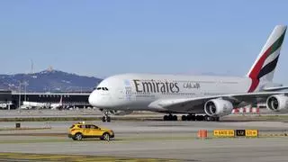 El avión más grande del mundo se queda en el aeropuerto de Barcelona