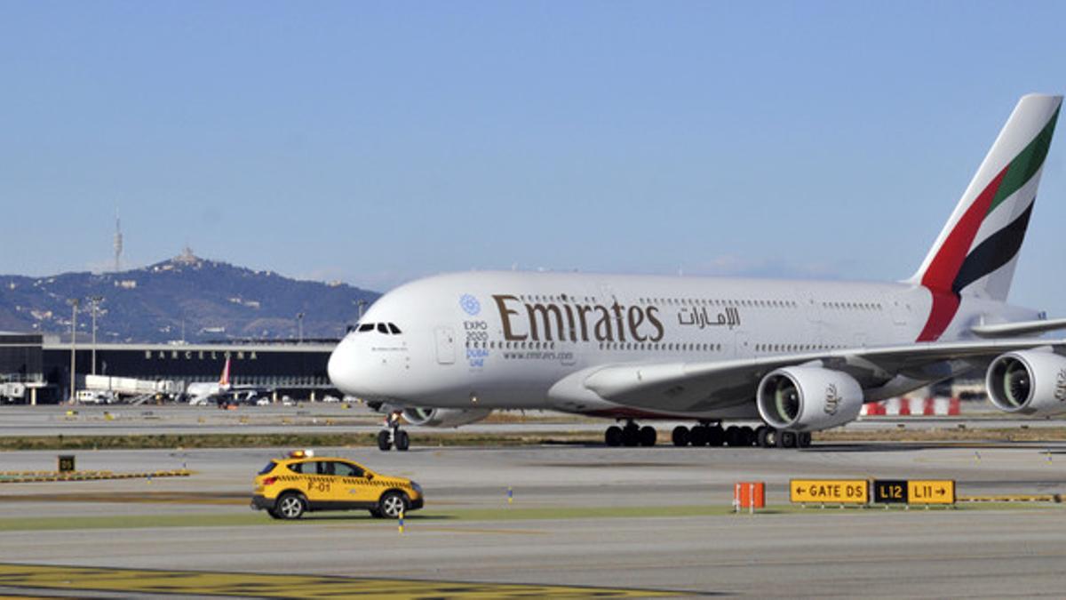 El A380 de Emirates aterriza en Barcelona.