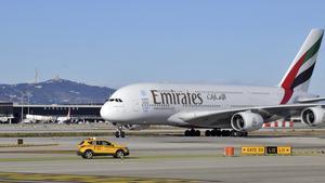 El A380 de Emirates aterriza en Barcelona.