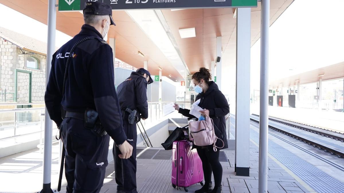 La Policía pide el justificante de desplazamiento a una viajera en la estación de tren de Zamora