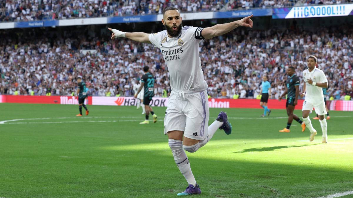 Benzema celebrando uno de sus goles ante el Almería