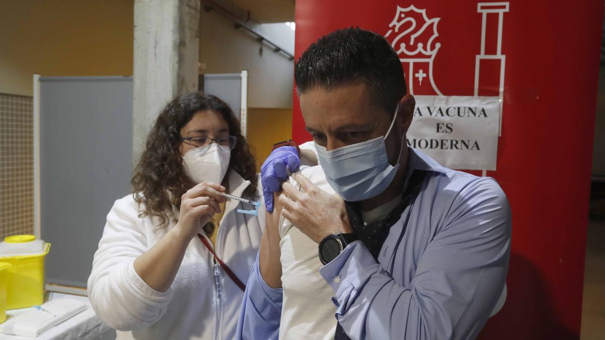 Imagen de archivo de vacunación sin cita de la tercera dosis en el Polideportivo Municipal de El Vedat de Torrent, en enero.