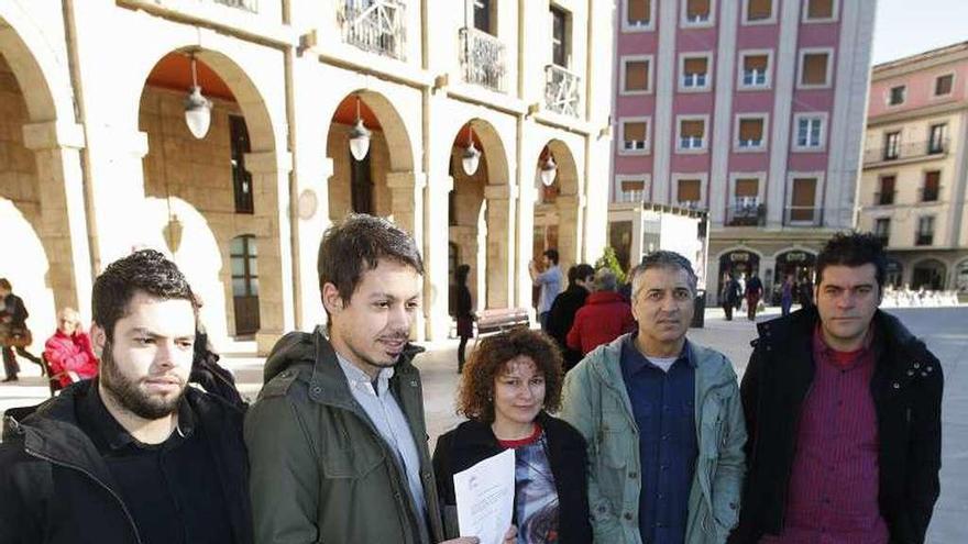 Por la izquierda, Rubén Rosón, Segundo González, Yolanda Suárez, Xune Elipe y David Salcines, ayer, delante del Ayuntamiento de Avilés.