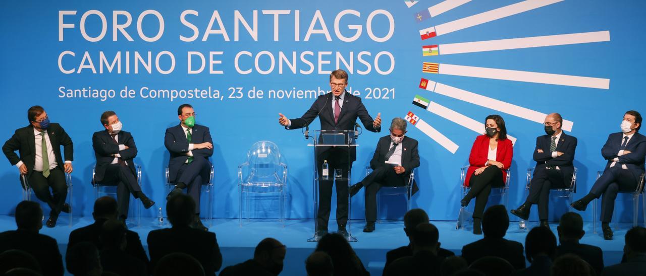 Los presidentes de Galicia, Asturias, Castilla y León, Aragón, La Rioja, Cantabria, Extremadura y Castilla-La Mancha intervienen en la rueda de prensa tras reunirse en Santiago.