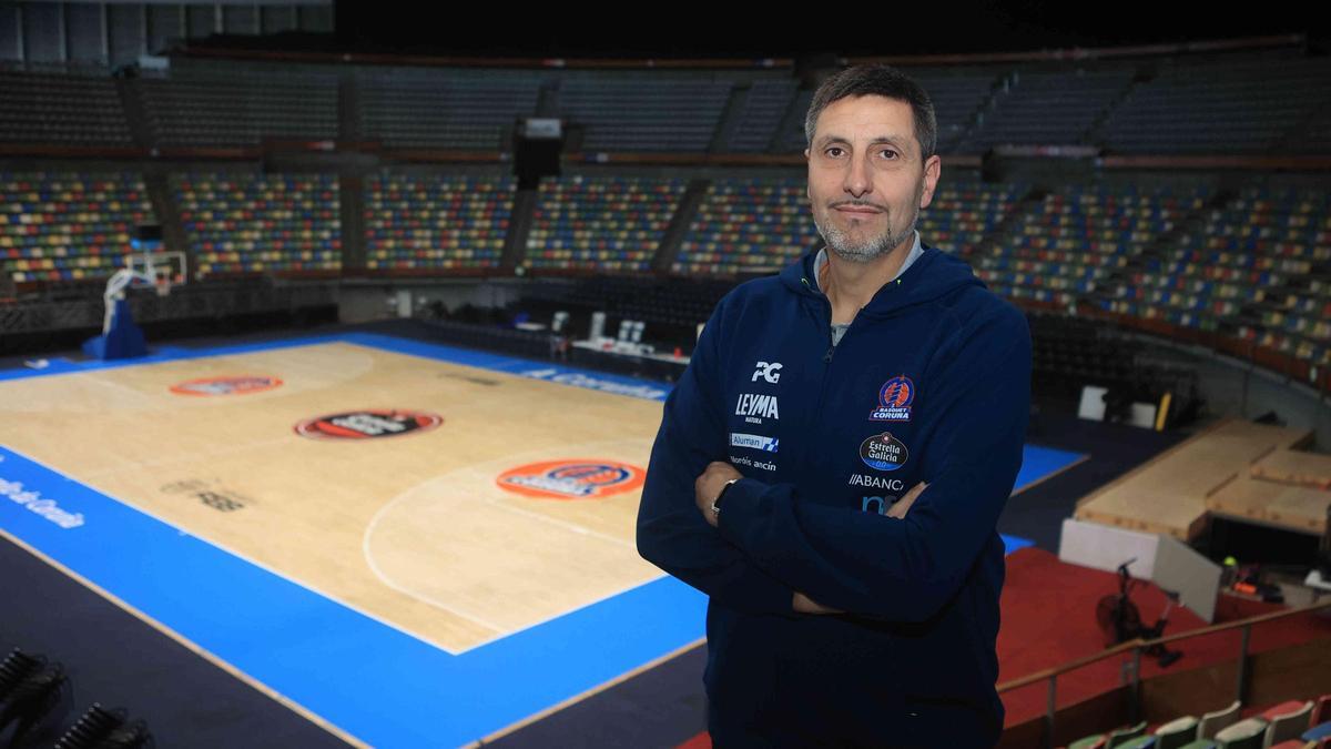 Charlie Uzal posa en la grada del Coliseum.