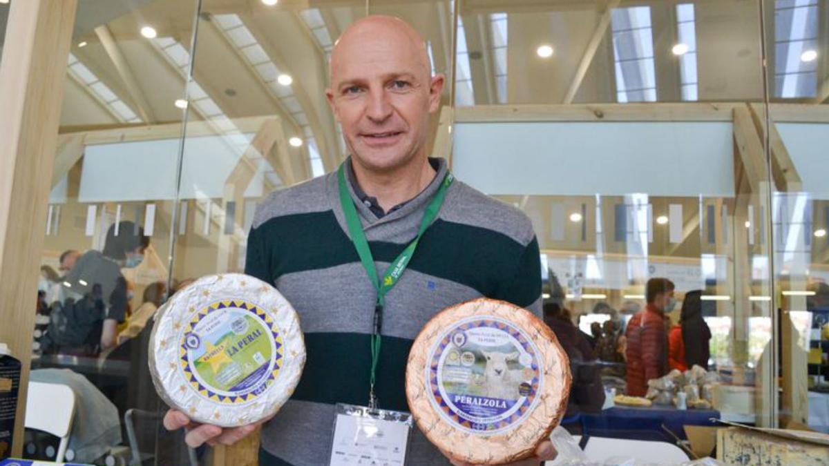 Emilio López, con los quesos premiados de La Peral.  