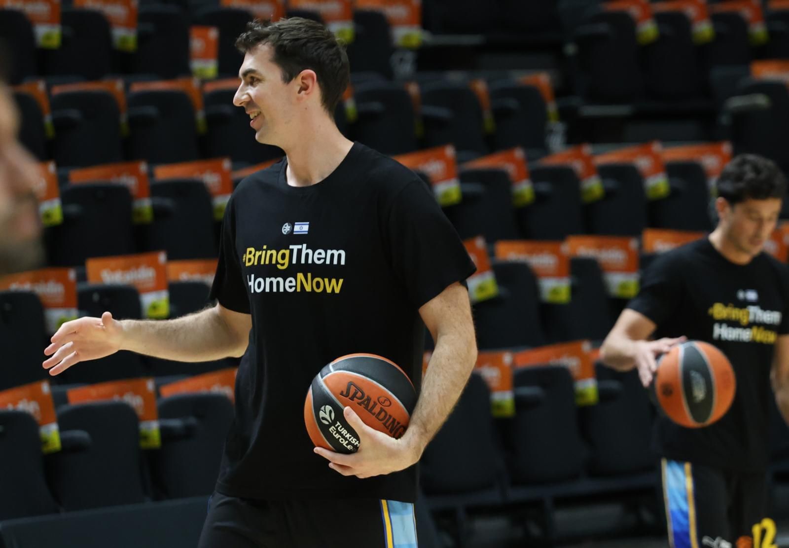 Calentamiento del Maccabi con un mensaje en la camiseta "Bring them home now"