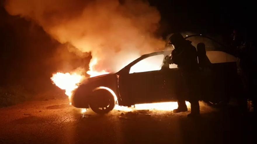 Arde un coche en la barriada Suerte de Saavedra de Badajoz