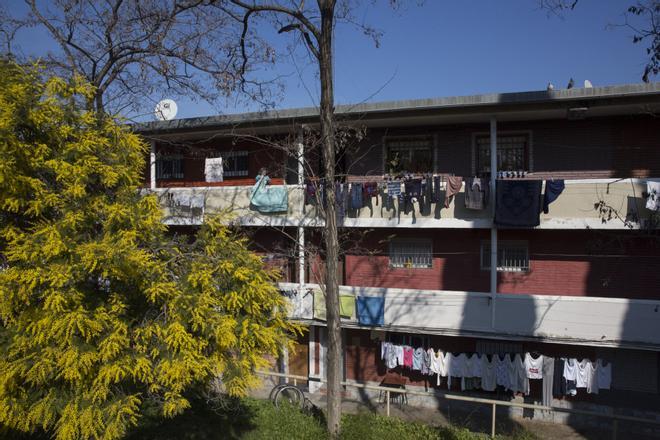 Adif adapta las obras en la Trinitat Vella para minimizar riesgos entre recelos de los vecinos: "Los bloques están muy castigados"