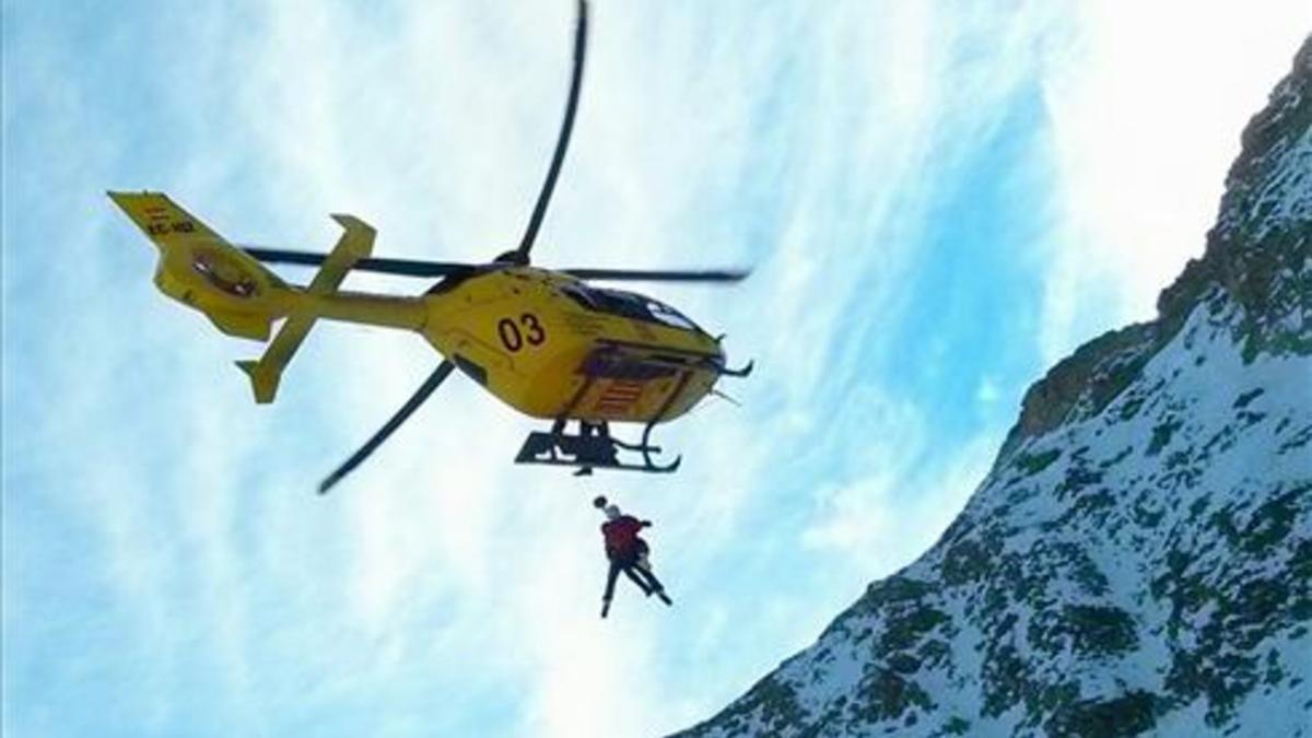 Momento de un salvamento en helicóptero por parte de los GRAE de los Bombers de la Generalitat.